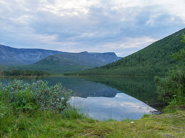 lago en las montañas - khibiny hibiny valley mountain fotografías e imágenes de stock