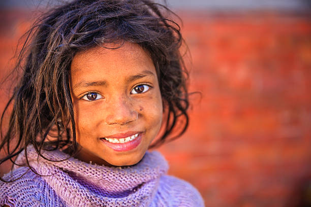ritratto di giovane ragazza in nepalese, bhaktapur, nepal - povertà asia foto e immagini stock