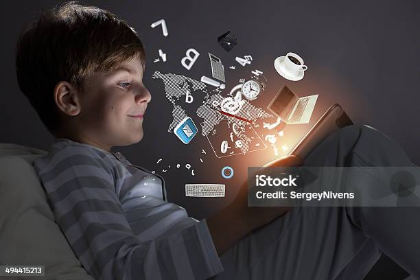Bambino Con Tablet Pc - Fotografie stock e altre immagini di Filtro famiglia - Filtro famiglia, Internet, Computer