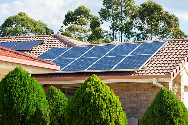 fotovoltaica painéis - solar roof imagens e fotografias de stock