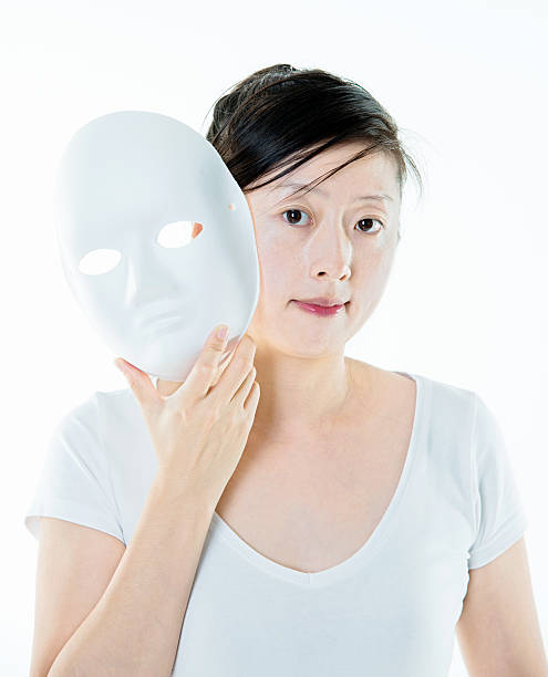 mujer asiática usando una máscara facial - unmasked fotografías e imágenes de stock