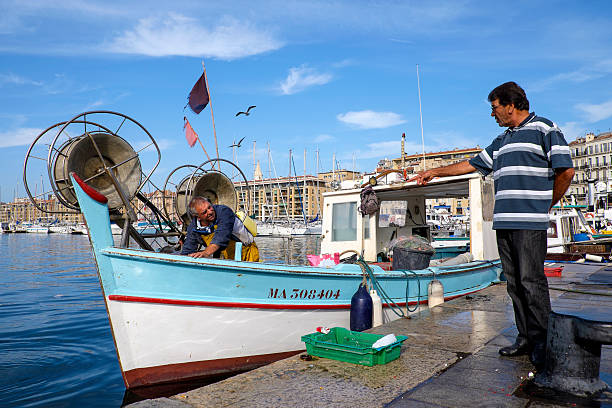 pescador en el vieux port de marsella - fishermen harbor fotografías e imágenes de stock