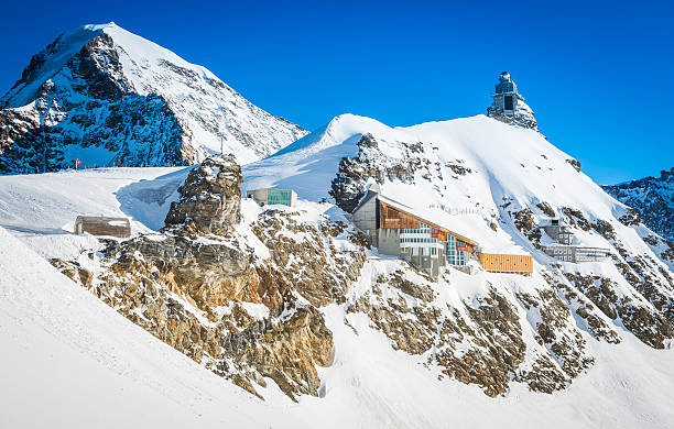 alpes de montanha alta e observatório sobre picos jungfraujoch suíça - jungfraujoch imagens e fotografias de stock