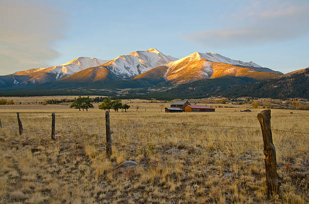 実装プリンストン朝の光 - western usa mountain peak landscape farm ストックフォトと画像