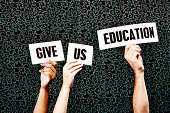 bildung-sagen-uns-hand-schildern-es-ist-notwendig.jpg?b=1&s=170x170&k=20&c=C1leXqqdzID0OiWAZ_xaNlKL5jTAkZdUj9_emltI69M=