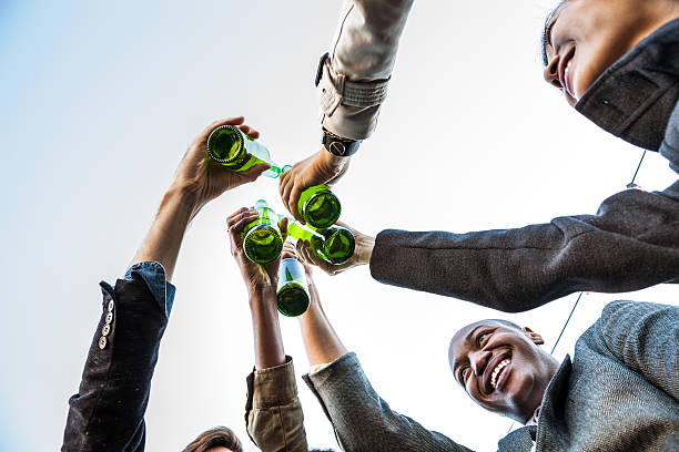 tostar durante uma festa de amigos - after work beautiful people beer beer bottle imagens e fotografias de stock