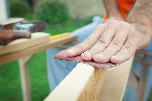 praca na drewniane deski sandpaper - wood stain paint deck paintbrush zdjęcia i obrazy z banku zdjęć