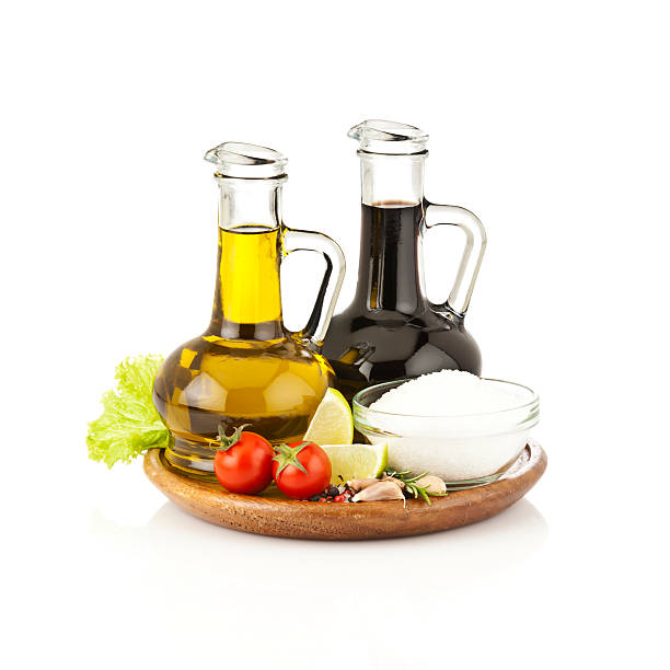 olio di oliva e aceto balsamico bottiglie su sfondo bianco - food balsamic vinegar vinegar bottle foto e immagini stock