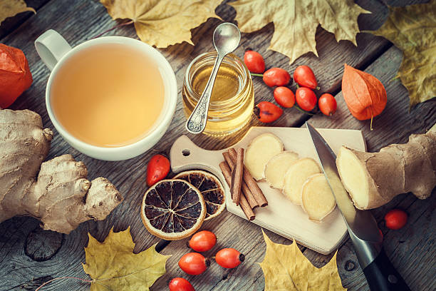 chá saudável, mel, gengibre root, secas fatia de limão e canela - ginger tea cup cold and flu tea imagens e fotografias de stock