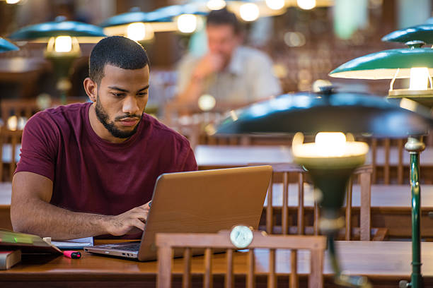 studenti che studiano in libreria - library student latin american and hispanic ethnicity university foto e immagini stock