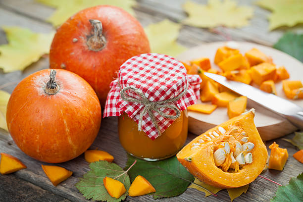 펌프킨 잼, 퓌레 또는 소스 및 숙성 pumpkins 테이블 - gelatin dessert orange fruit marmalade 뉴스 사진 이미지