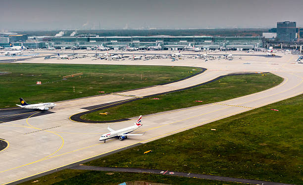 вид с воздуха на frankfurt airport - frankfurt oder стоковые фото и изображения