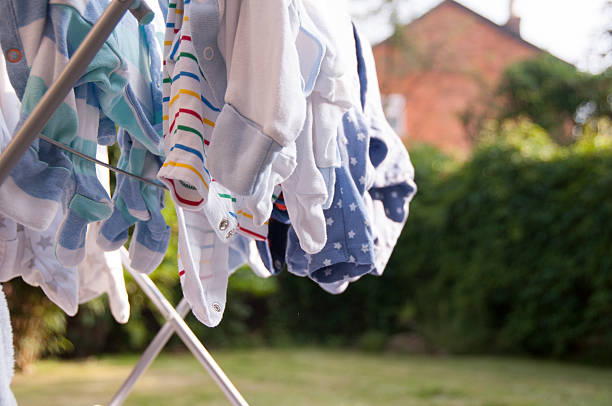 a lavagem nunca termina - child clothing arrangement hanger - fotografias e filmes do acervo