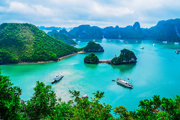 scenic vista das ilhas da baía halong - halong bay vietnam bay cruise imagens e fotografias de stock