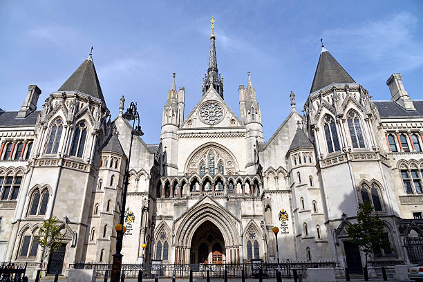 königliche gerichtshöfe. london, england. - royal courts of justice stock-fotos und bilder