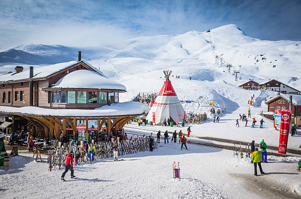 skifahrer im alpine ski-resort auf einem schneebedeckten berg, schweiz - apres ski ski restaurant mountain stock-fotos und bilder