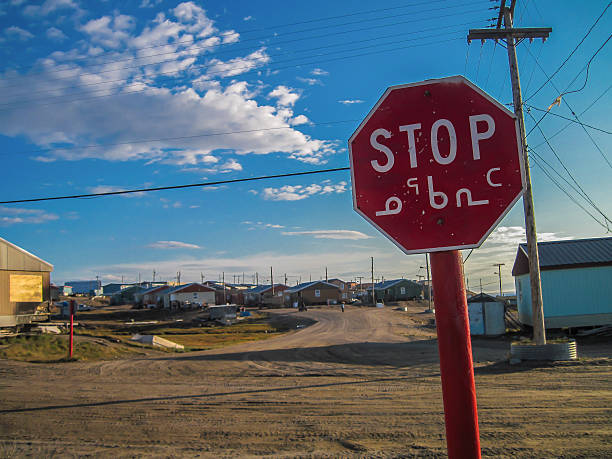 znak stop w wiosce w kanadyjskie arctic - luck street road sign confusion zdjęcia i obrazy z banku zdjęć