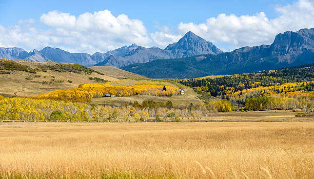 panorama of autumn マウンテンヴァレー sneffels に取り付け - western usa mountain peak landscape farm ストックフォトと画像