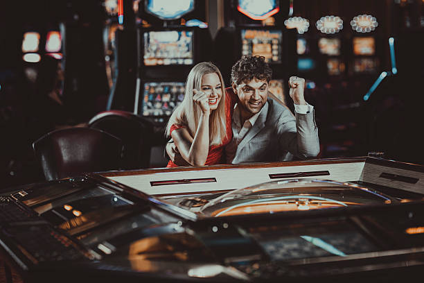 стокові фото, фото роялті-фрі та зображення на тему збуджена пара азартних ігор в електронній рулетці в казино - casino