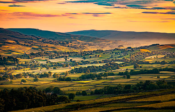 coucher de soleil sur askrigg wensleydale dans le north yorkshire - wensleydale photos et images de collection