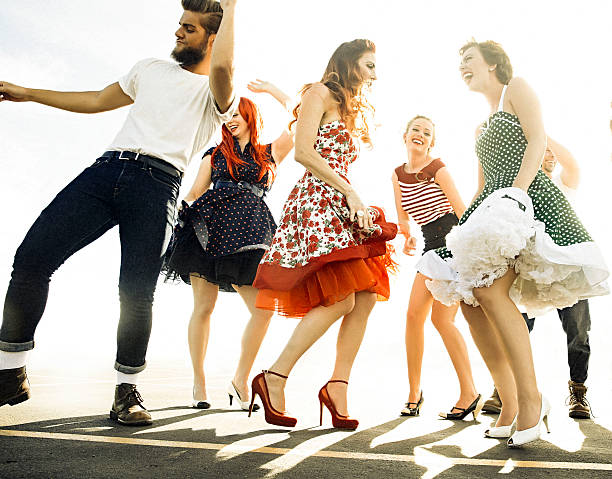 grupo de amigos bailando. - bailar el swing fotografías e imágenes de stock