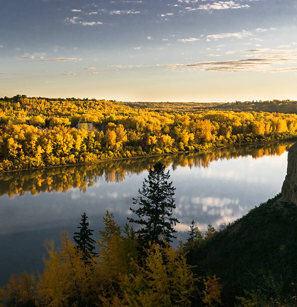 vue sur le parc fort edmonton - north saskatchewan river photos et images de collection