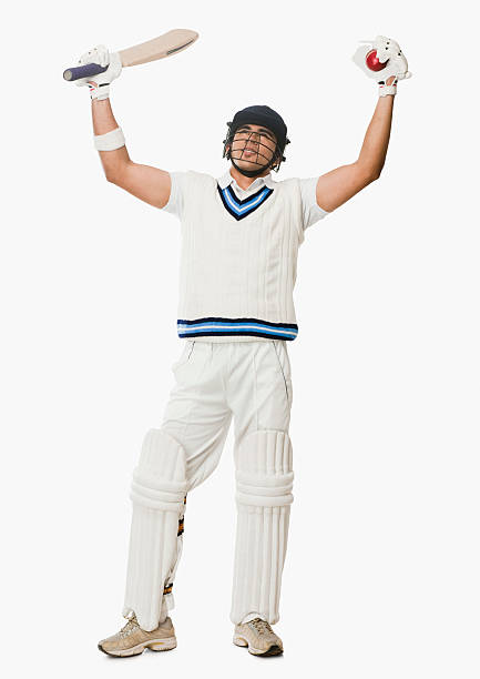 batteur de cricket en tenant un ballon et bat - sport of cricket cricket player cricket bat batting photos et images de collection