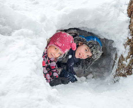 Los niños juegan en la nieve cave photo