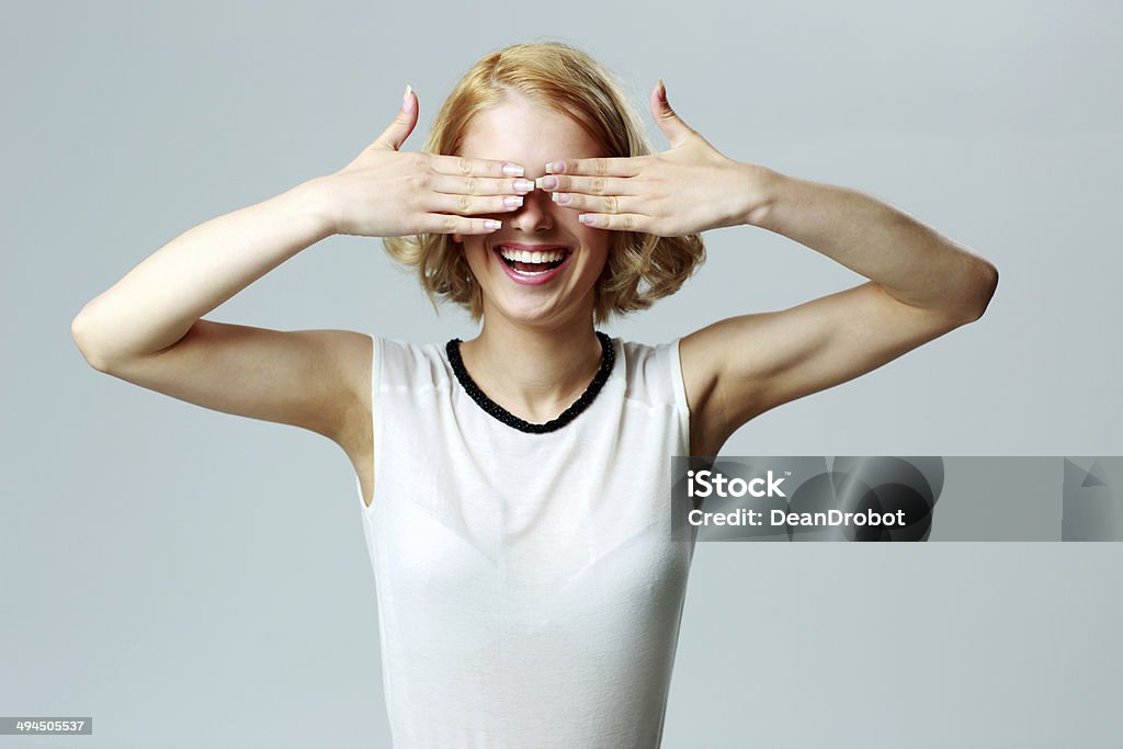 Rire femme fermer ses yeux avec les mains o - Photo de Adulte libre de droits