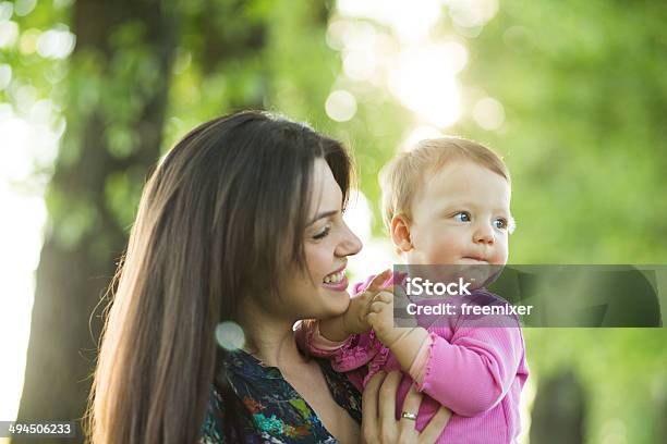 Diversión Con Mommy Foto de stock y más banco de imágenes de 12-17 meses - 12-17 meses, Adulto, Adulto joven