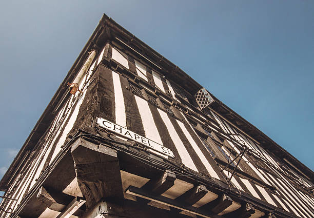 anglais typique coin de tudor house, la maison de naissance de shakespeare - tudor style house timber window photos et images de collection