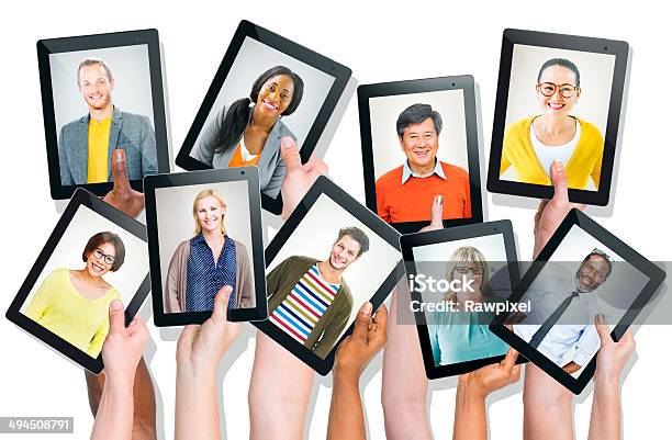 Mãos Segurando Os Dispositivos Digitais Com Rostos De Pessoas - Fotografias de stock e mais imagens de Adulto maduro