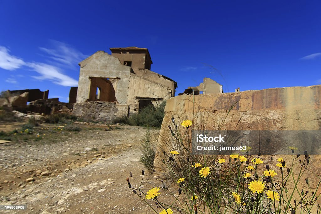 Antiga Aldeia floresta ruínas e abandonada as bombas de guerra - Foto de stock de Aldeia royalty-free