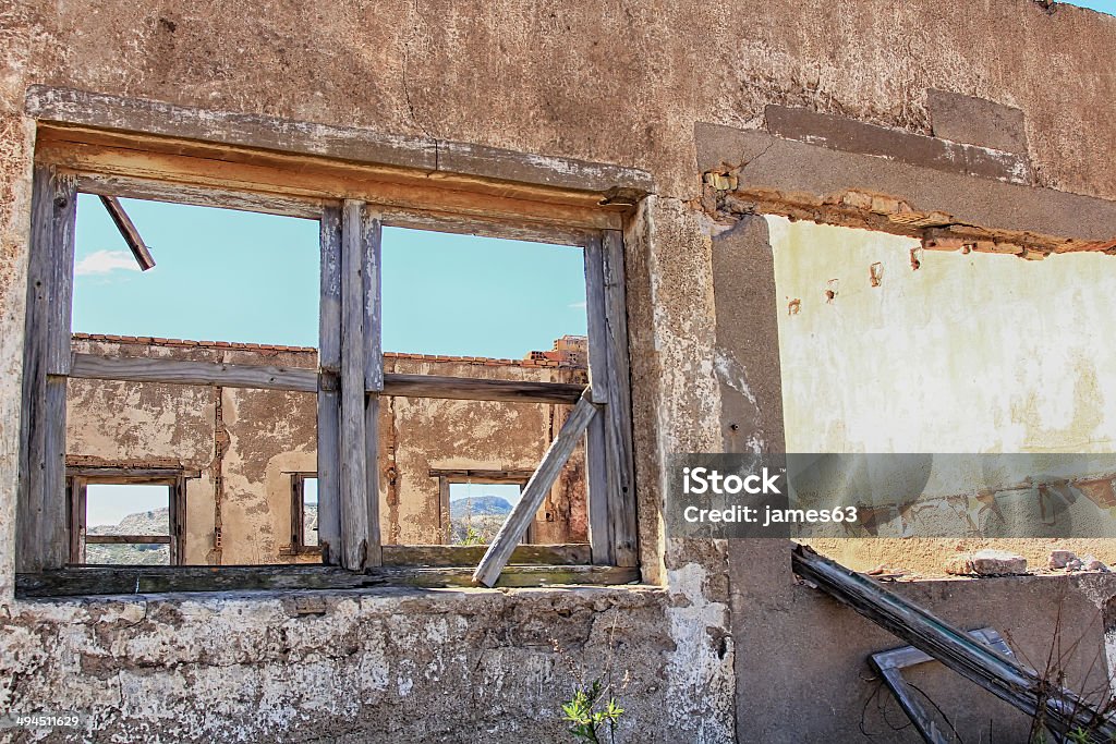 Janela antiga em Ruínas de casa destruída e abandonado - Royalty-free Aldeia Foto de stock