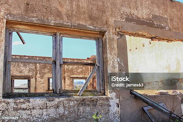 Janela Antiga Em Ruínas De Casa Destruída E Abandonado - Fotografias de stock e mais imagens de Aldeia