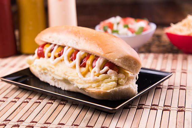 un hotdog classiques - mustard mayonnaise condiment relish photos et images de collection