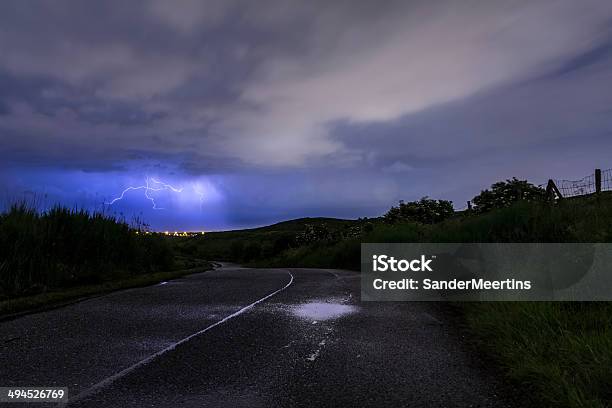 Photo libre de droit de Route Dans La Tempête banque d'images et plus d'images libres de droit de Nuit - Nuit, Pluie, Route