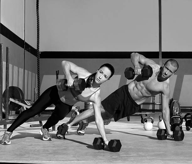 운동시설 남자, 여자 밀다 실행사용자 강도 pushup - dumbbell women body building exercises flexing muscles 뉴스 사진 이미지