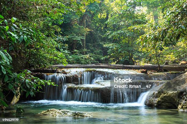 Foto de Cataratas De Erawan Kanchanaburi Tailândia e mais fotos de stock de Ajardinado - Ajardinado, Beleza natural - Natureza, Bosque - Floresta