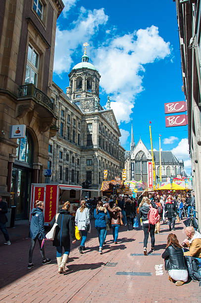 folla di persone andare in via commerciale kalverstraat, amsterdam. - dam foto e immagini stock