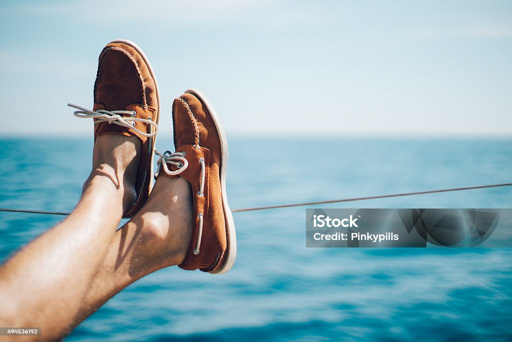 Foto di uomo gambe su yacht e con barca - Foto stock royalty-free di Uomini