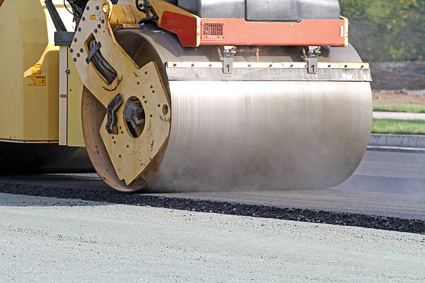 schiacciasassi compressione hot asfalto su un nuovo progetto di aprire strada - contracting asphalt steamroller construction foto e immagini stock