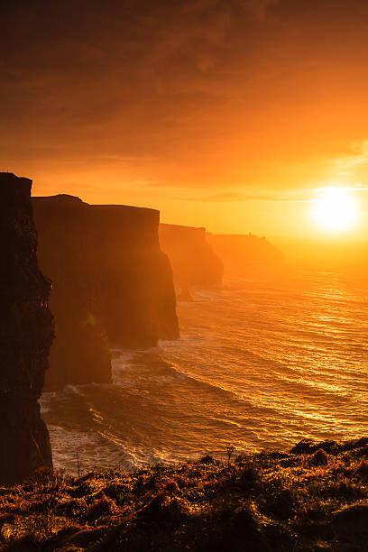 acantilados de moher en el atardecer de colorado.  clare, irlanda europa - cliffs of moher republic of ireland panoramic cliff fotografías e imágenes de stock