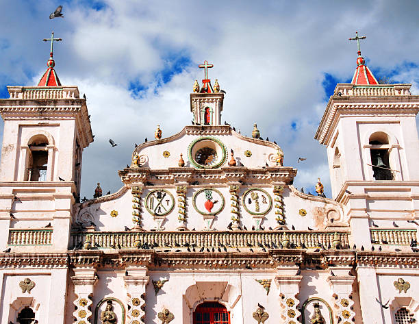 tegucigalpa, honduras: pigeons y la fiesta de los dolores church - tegucigalpa fotografías e imágenes de stock