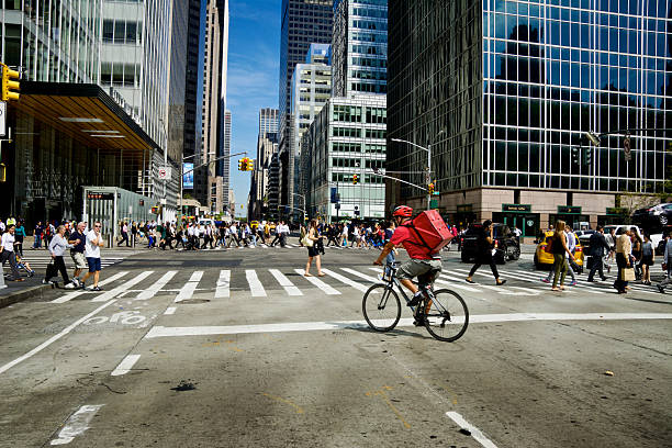 vida urbana, a cidade de nova iorque, bicyclist, peões de cruzamento, midtown manhattan - corner marking fotos imagens e fotografias de stock
