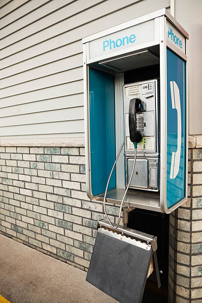 公共の公衆電話のブースまでお電話でご予約の建物 - pay phone ストックフォトと画像
