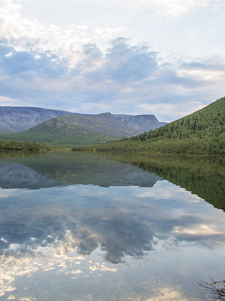 lago en las montañas - khibiny hibiny valley mountain fotografías e imágenes de stock