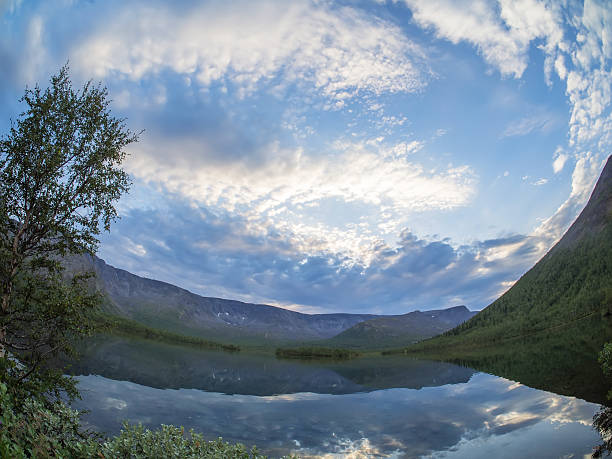 lago en las montañas - khibiny hibiny valley mountain fotografías e imágenes de stock