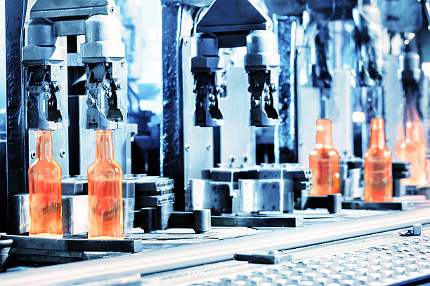 processo di fabbricazione di bottiglie - glass factory foto e immagini stock