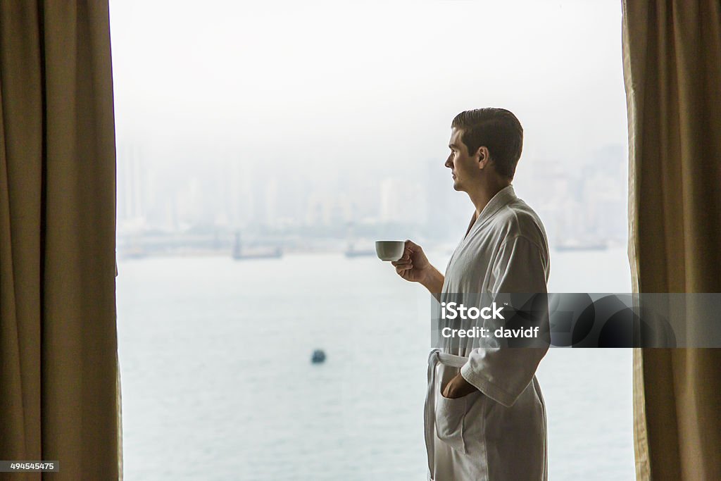 Homme fenêtre café - Photo de Peignoir libre de droits